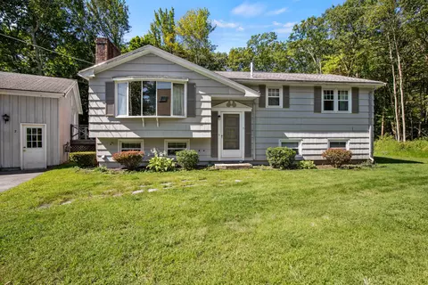 7 Sherburn Ln, Falmouth, ME 04105