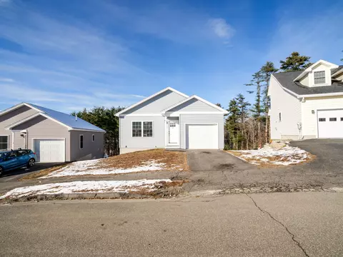 33 Village Cir, Augusta, ME 04330