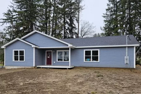 121 Lake Ave, Farmington, ME 04938
