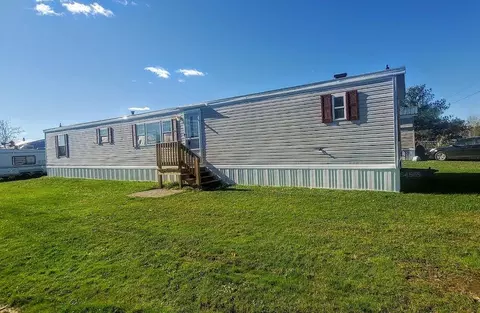 102 D St, Pittsfield, ME 04967