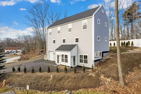 9 Village Green Dr, Kittery, ME 03904