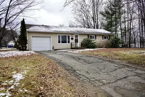 7 North St, Newport, ME 04953