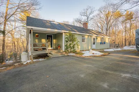10 Groundnut Hill Rd, York, ME 03902