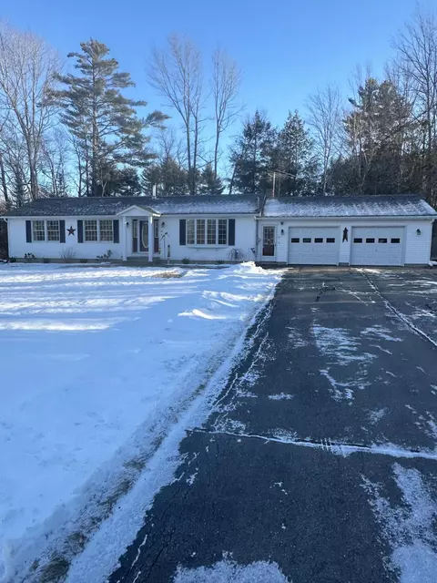 8 Munn Dr, Hermon, ME 04401