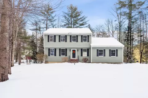 4 Deerfield Dr, Auburn, ME 04210