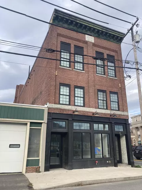 91 Canal St, Rumford, ME 04276