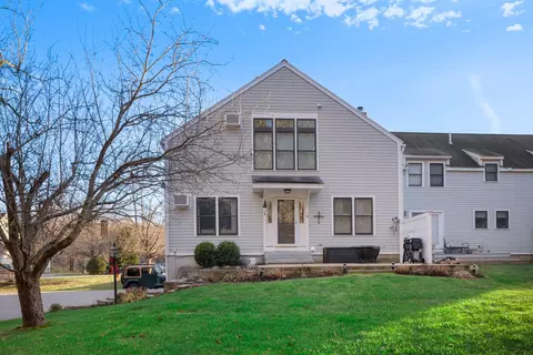 11 Benjamin Hubbard Ln #4, Kennebunk, ME 04043