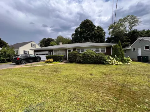 7 Memorial Dr, Biddeford, ME 04005