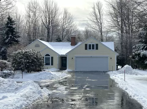 17 Honeysuckle Ln, Scarborough, ME 04074