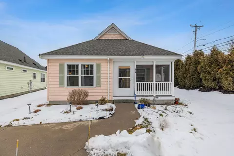 49 Summer Winds Dr #49, Old Orchard Beach, ME 04064