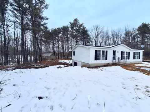 17 Gardiner Rd, Whitefield, ME 04353