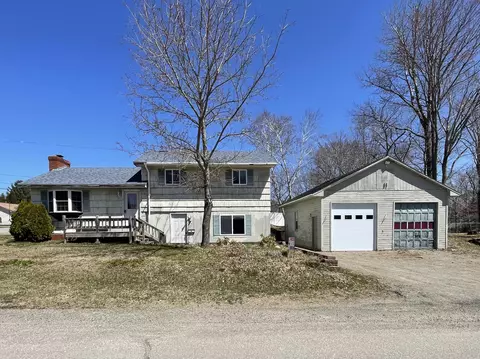 125 Massachusetts Ave, Millinocket, ME 04462