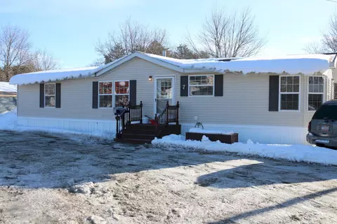 7 Beauford St, Skowhegan, ME 04976