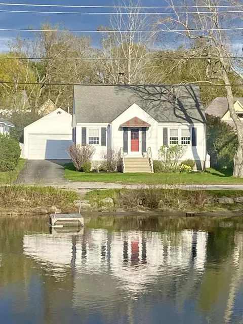 101 Bowdoin St, Winthrop, ME 04364