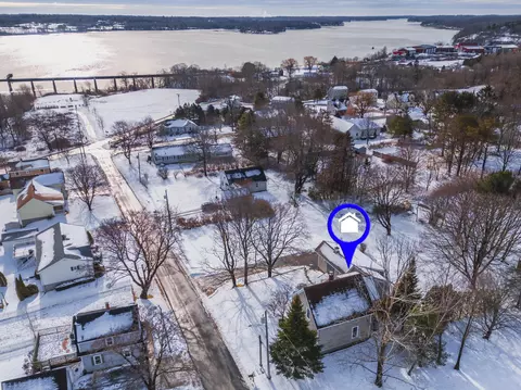 33 Roxbury St, Thomaston, ME 04861