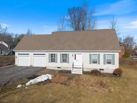 81 Acadia Dr #A, Rockland, ME 04841