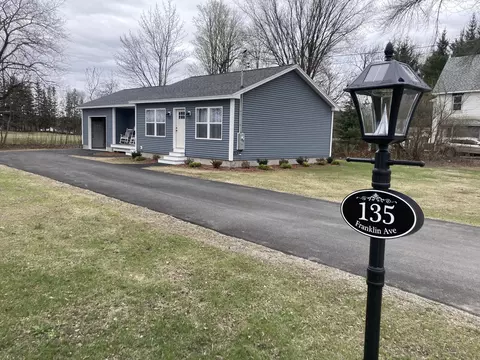 135 Franklin Ave, Farmington, ME 04938