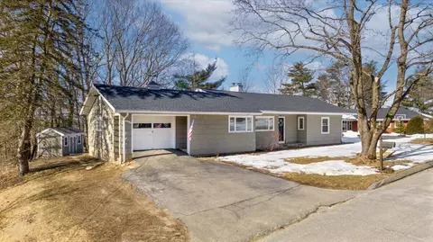 21 Delcliffe Ln, Lewiston, ME 04240