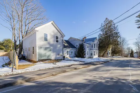 11 Pleasant St, Topsham, ME 04086