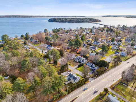2 Hammond Rd, Falmouth, ME 04105