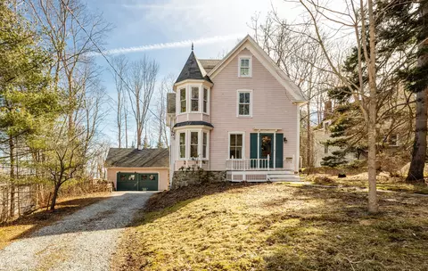 10 Chestnut Hill St, Camden, ME 04843