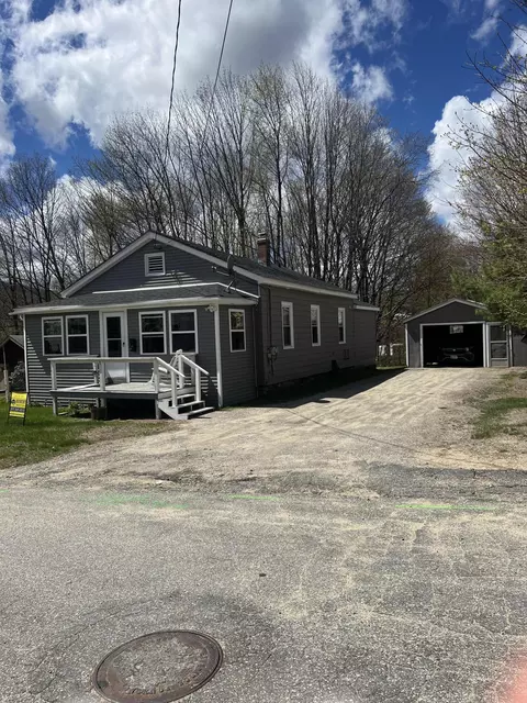 37 Meadow St, Mexico, ME 04257