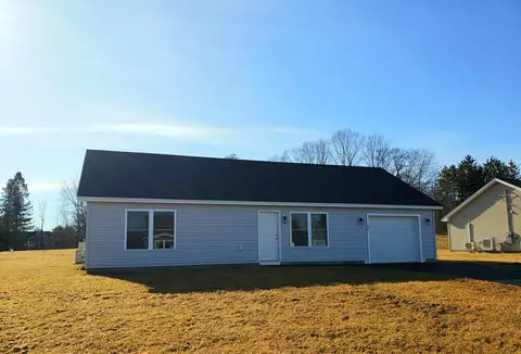 35 Stearns Farm Rd, Hampden, ME 04444
