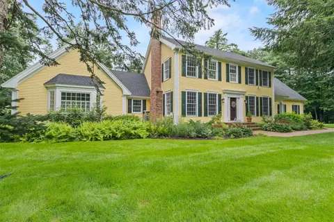 13 Hemlock Ln, Falmouth, ME 04105