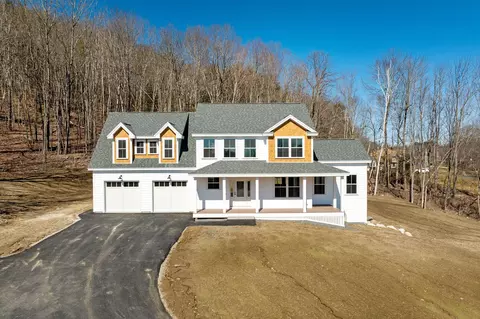 592 Blackstrap Rd, Falmouth, ME 04105