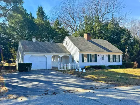 20 Hayford St, Farmingdale, ME 04344