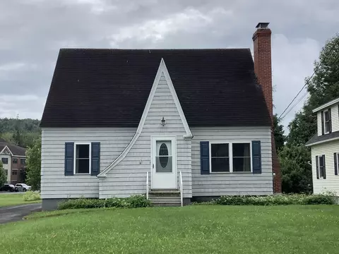 19 Pleasant St, Fort Kent, ME 04743