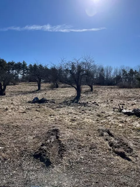 2 Deerfield Ln, Manchester, ME 04351