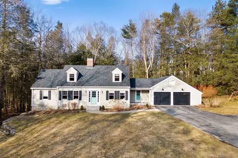 31 Hedgerow Dr, Falmouth, ME 04105