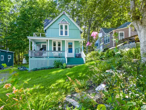 11 Park St, Northport, ME 04849