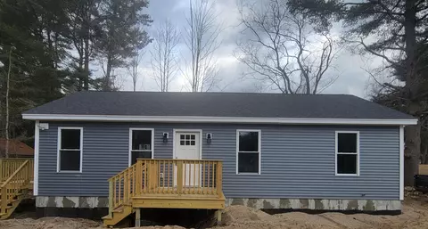 27 Belaire Dr, Springvale, ME 04083