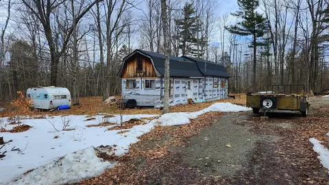 27 Gordon Rd, Starks, ME 04911