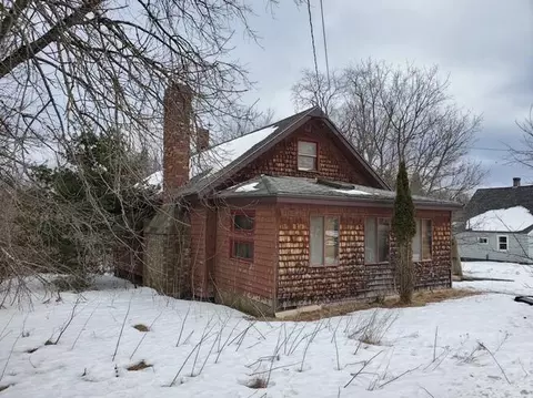 6 Church St, Milo, ME 04463