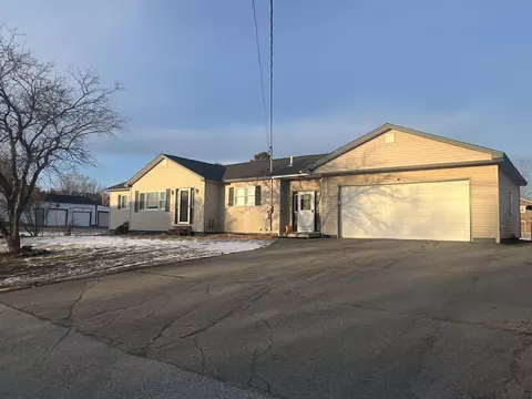 75 Water St, Howland, ME 04448