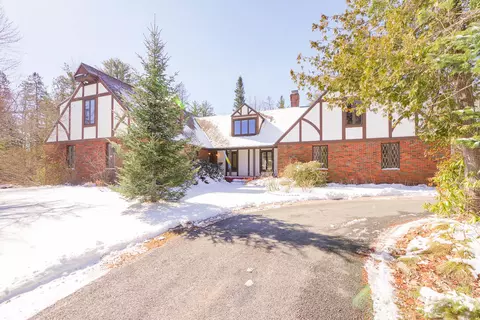 15 Cromwell Dr, Orono, ME 04473