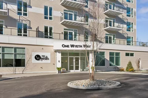 1 Wyeth Way #207, Falmouth, ME 04105