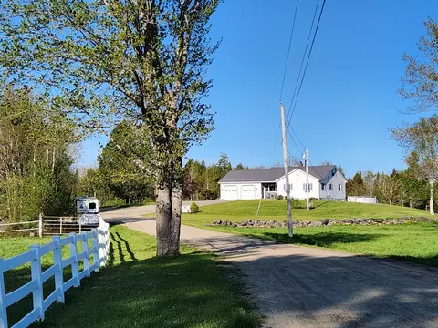 28 Cowboy Ln, Whitefield, ME 04353
