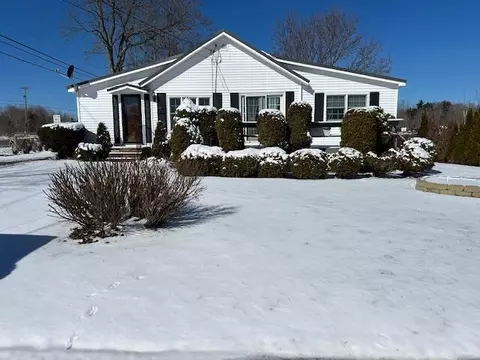 2073 Hammond St, Hermon, ME 04401