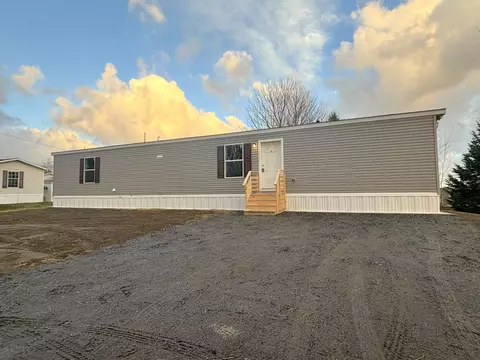 52 Winter Dr, Farmingdale, ME 04344