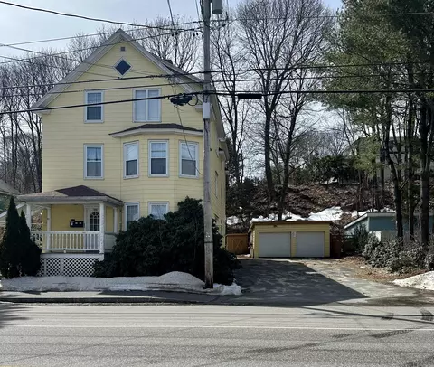 121 Riverside Dr, Auburn, ME 04210