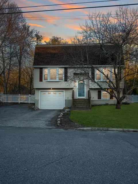 221 Charlotte St, Manchester, NH 03103