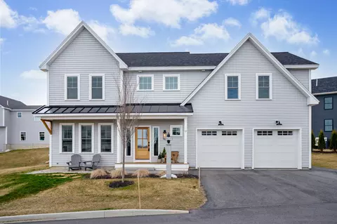 9 Wagon Wheel Ln, Falmouth, ME 04105
