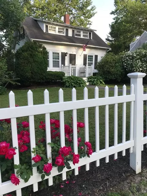 28 Thomas St, Camden, ME 04843