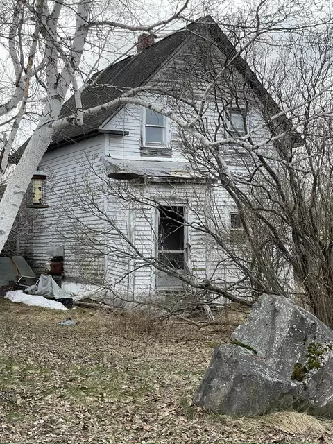7 Railroad St, Lincoln, ME 04457