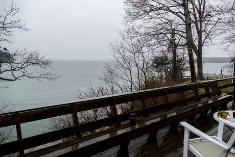 33 Shore Dr, Freeport, ME 04032
