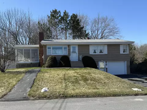 33 Martin Dr, Lewiston, ME 04240